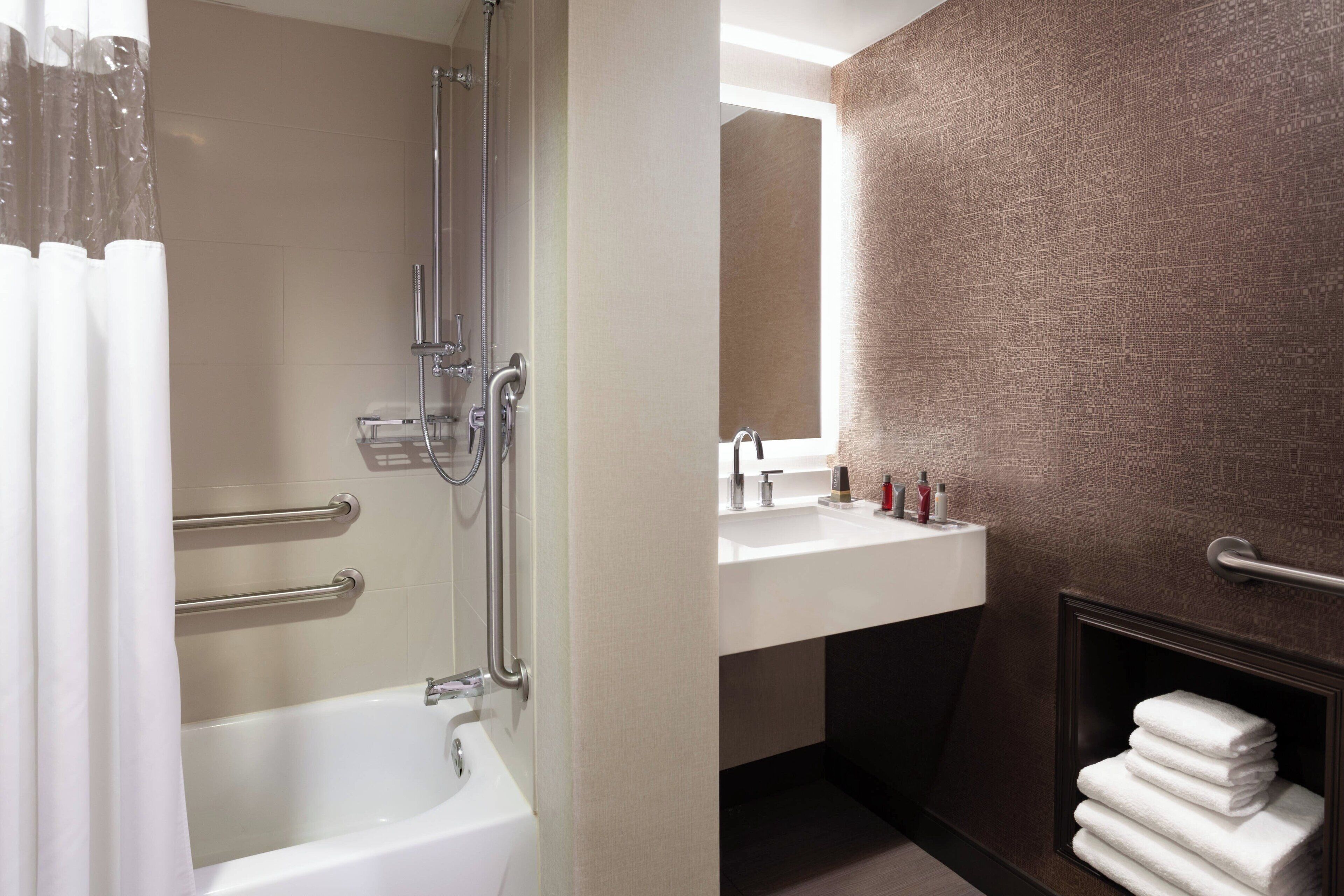 room, 1 king bed, non smoking | bathroom | combined shower/bathtub, designer toiletries, hair dryer, towels