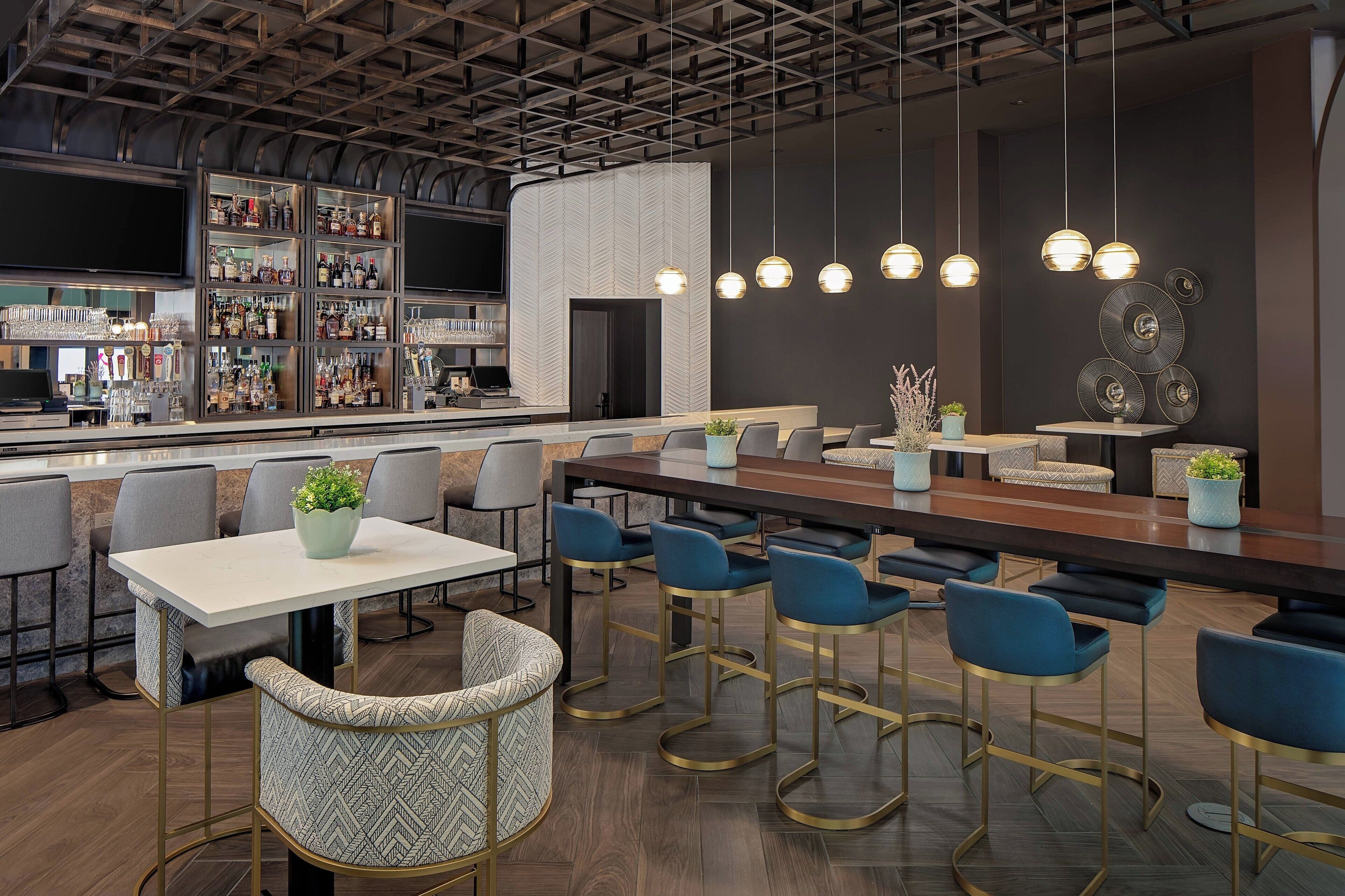 2 restaurants, breakfast, dinner served; american cuisine