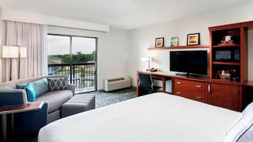 Habitación, 1 cama de matrimonio grande con sofá cama, balcón | Ropa de cama de alta calidad, escritorio, cortinas opacas