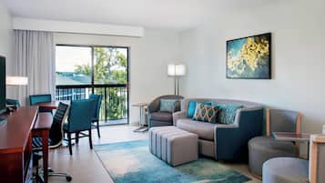 Suite, 1 habitación, balcón | Zona de estar | Una Smart TV, una consola de videojuegos, Netflix