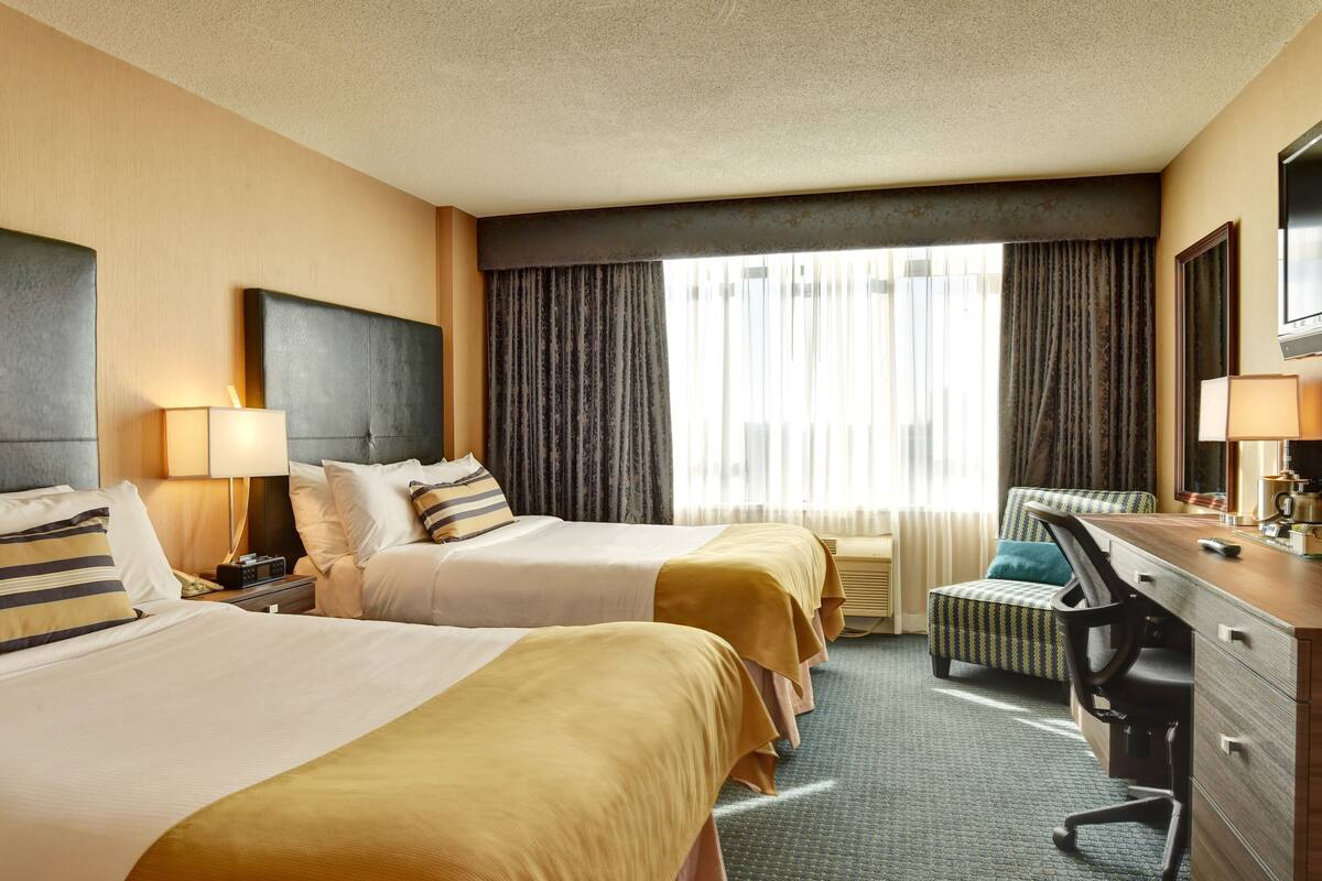 Premium bedding, in-room safe, desk, laptop workspace