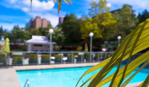 Una piscina al aire libre de temporada