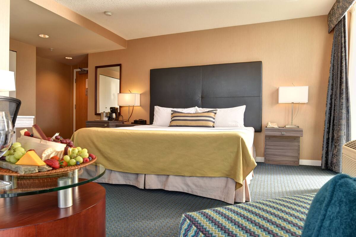 Premium bedding, in-room safe, desk, laptop workspace