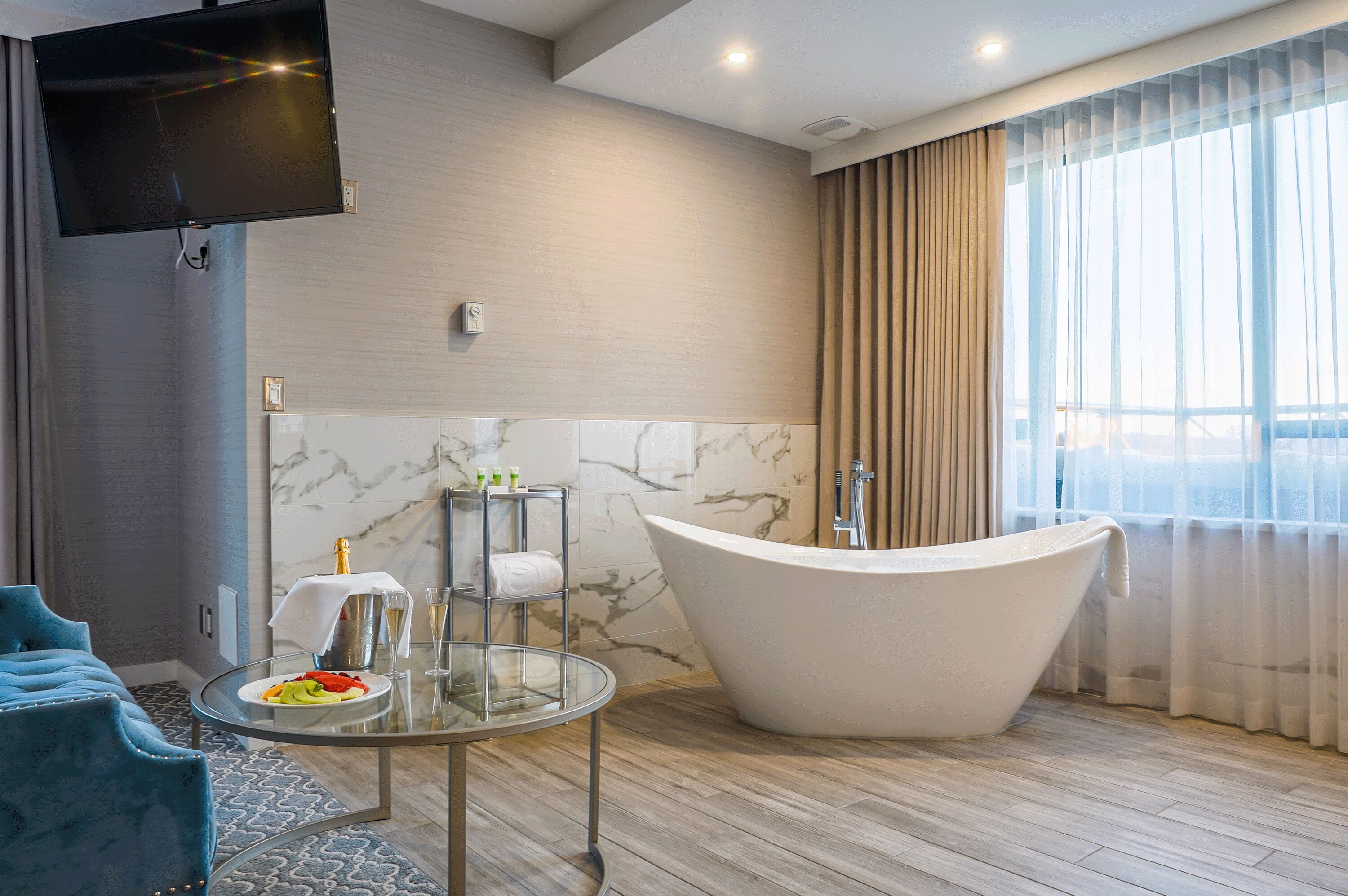 penthouse king | premium bedding, in-room safe, desk, laptop workspace