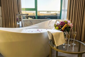 Penthouse King | Deep-soaking bathtub