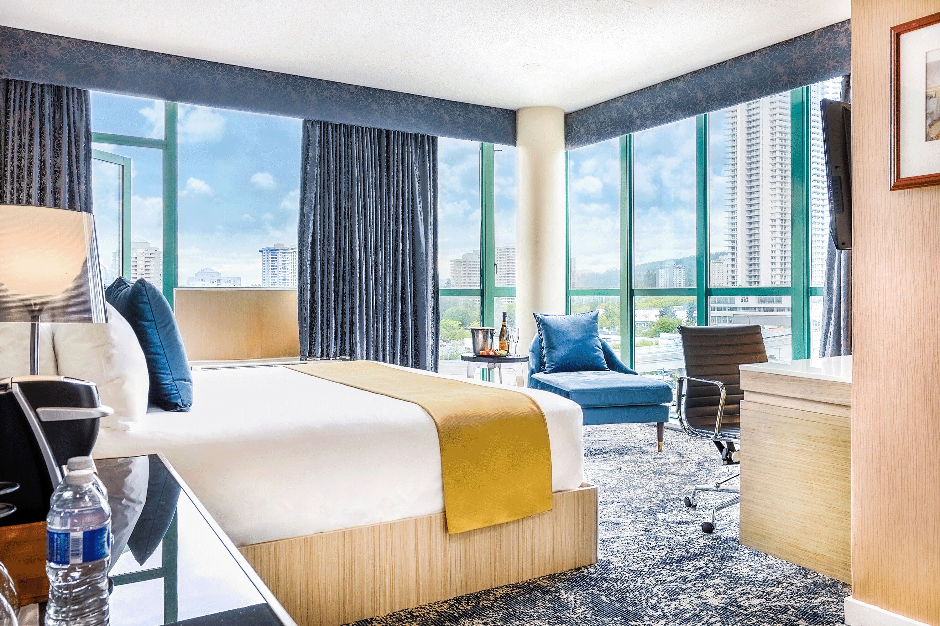 superior king | premium bedding, in-room safe, desk, laptop workspace