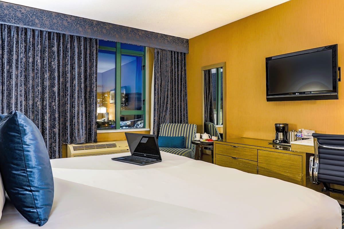 Deluxe King | Premium bedding, in-room safe, desk, laptop workspace