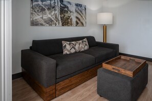 Suite, 1 slaapkamer | Een bureau, verduisterende gordijnen, geluiddichte muren