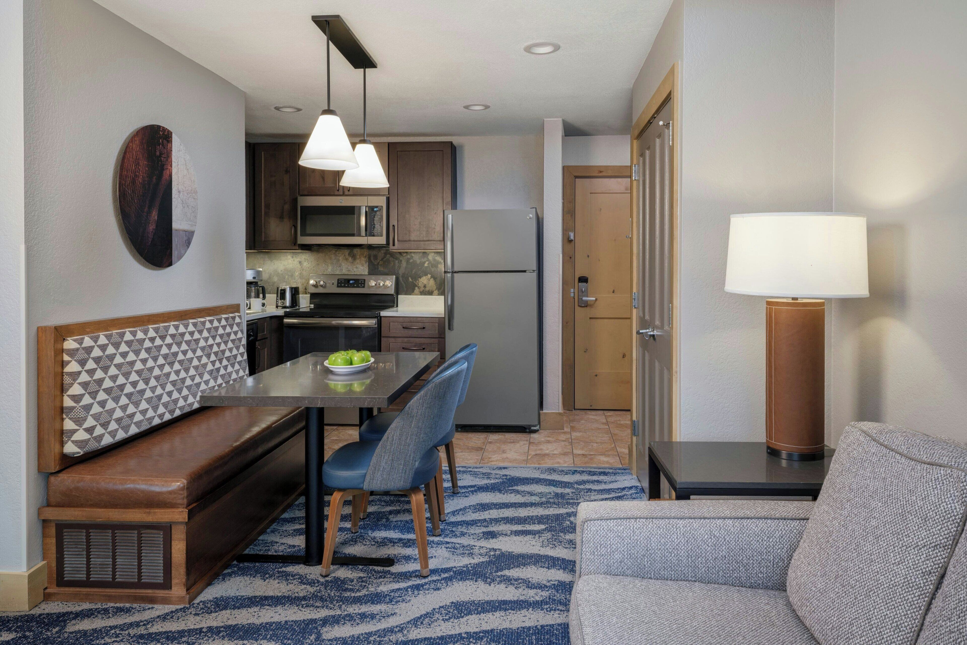 32-英寸纯平电视（配备卫星频道）、液晶电视、DVD 播放器