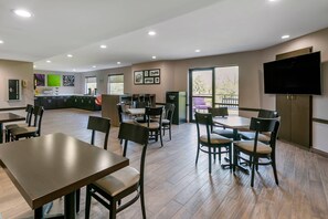 朝食 (ビュッフェ)、毎日提供 (無料)