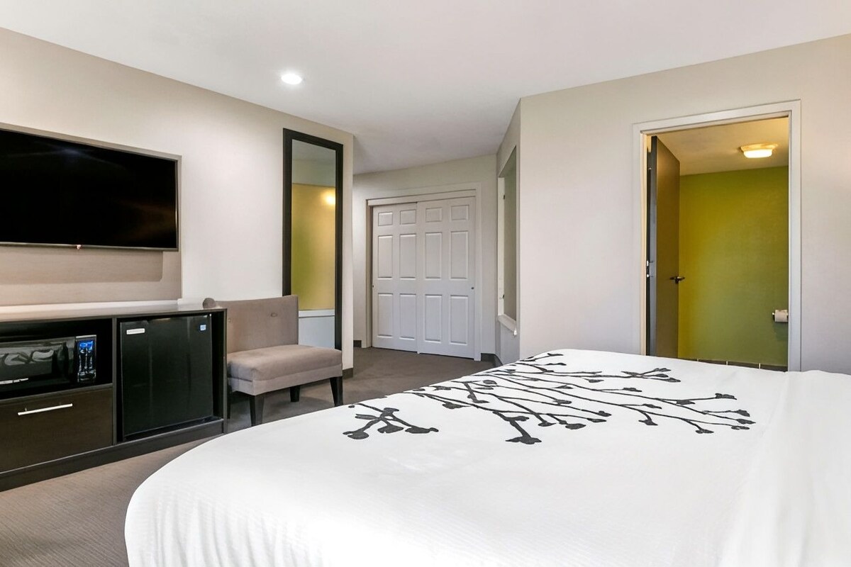 Desk, laptop workspace, iron/ironing board, rollaway beds (surcharge)