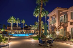 Piscine extérieure, chaises longues