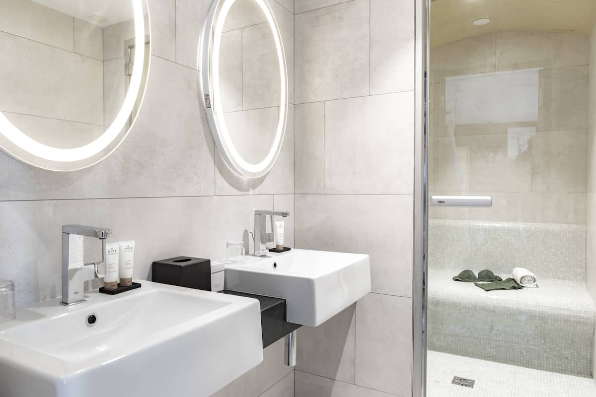 suite reine mère | bathroom | designer toiletries, hair dryer, slippers, towels