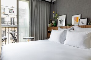 Chambre Supérieure Double Parisienne au Balcon | 1 bedroom, premium bedding, pillowtop beds, minibar