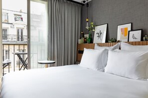 Chambre Supérieure Double Parisienne au Balcon | 10 bedrooms, premium bedding, pillowtop beds, minibar