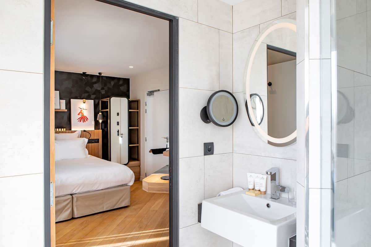 chambre supérieure double parisienne | bathroom | designer toiletries, hair dryer, slippers, towels