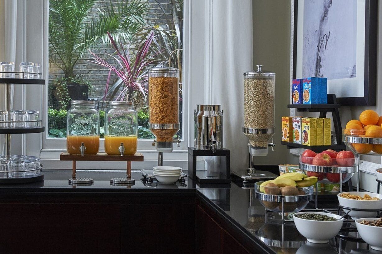 Un bufé de desayuno con diversos alimentos y bebidas.