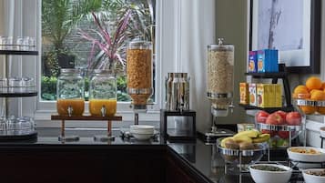 Un bufé de desayuno con diversos alimentos y bebidas.