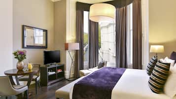 خزنة داخل الغرفة ومكتب وستائر تعتيم ومكواة/لوح كي