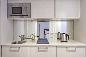 Monolocale Premier | Angolo cottura privato | Frigorifero, microonde, pentole/stoviglie/utensili