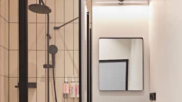 Een douche, designer toiletartikelen, een haardroger, handdoeken