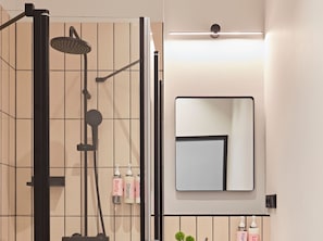 Regadera, amenidades de baño de diseñador, secadora de cabello, toallas