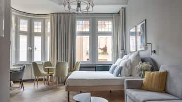 Deluxe suite | Luxe beddengoed, een kluis op de kamer, individueel gedecoreerd