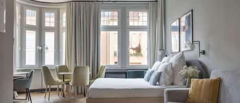 Deluxe suite | Luxe beddengoed, een kluis op de kamer, individueel gedecoreerd