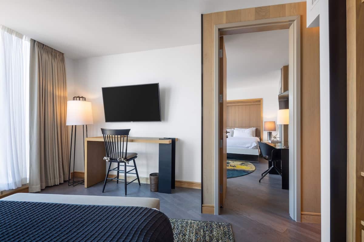 Suite, 1 King Bed (Skyline Club Level Murphy)