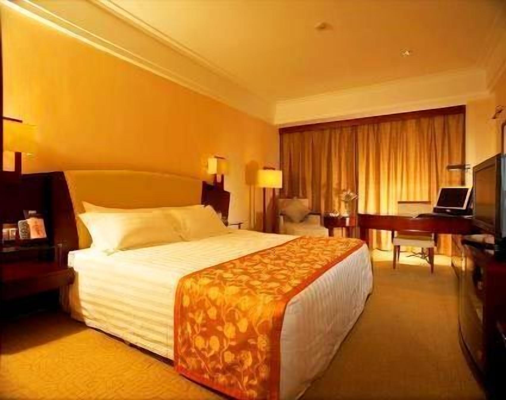 ميني بار وخزنة داخل الغرفة ومكتب ومكواة/لوح كي