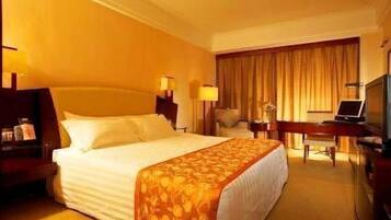 Minibar, in-room safe, desk, iron/ironing board