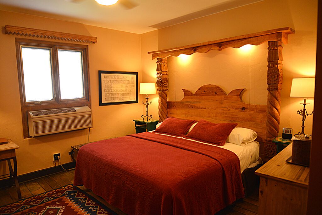 standard king room | desk, iron/ironing board, cots/infant beds, rollaway beds