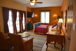 Quarto luxo, 1 cama King, banheira de hidromassagem | Escrivaninha, ferros/tábuas de passar roupa, berços (sobretaxa)
