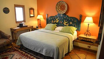 Skrivbord, strykjärn/strykbräda, barnsängar och extrasängar