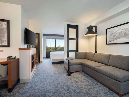 高档床上用品、加厚床垫、客房内保险箱、办公桌