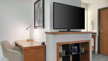 Sengetøy av topp kvalitet, senger med overmadrass og safe på rommet