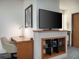 高档床上用品、加厚床垫、客房内保险箱、办公桌