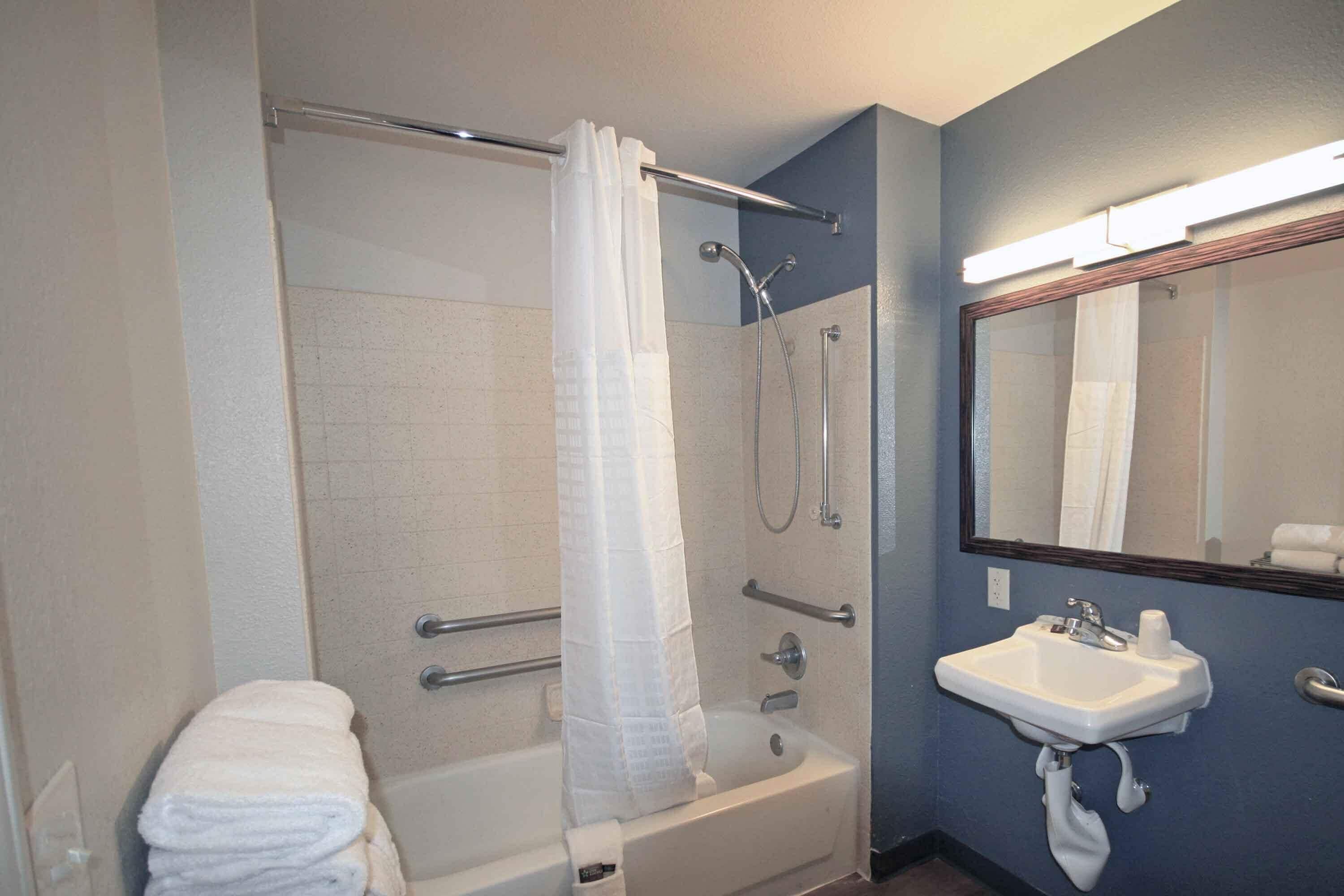 Un baño con bañera, ducha y lavamanos.