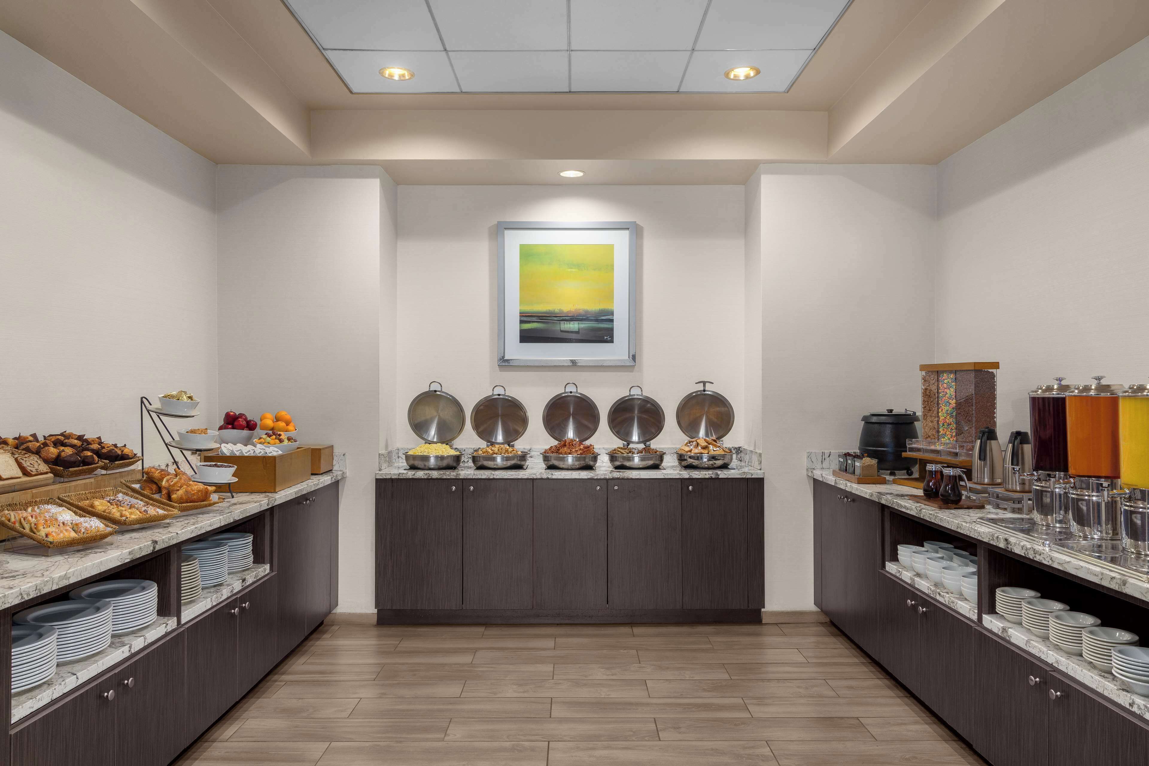 朝食 (フル ブレックファスト)、毎日提供 (有料)