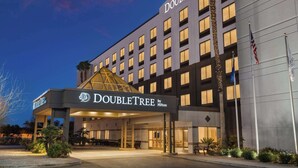 Ein DoubleTree by Hilton Hotel mit moderner Fassade, mehreren Balkonen und einem gut beleuchteten Eingang.