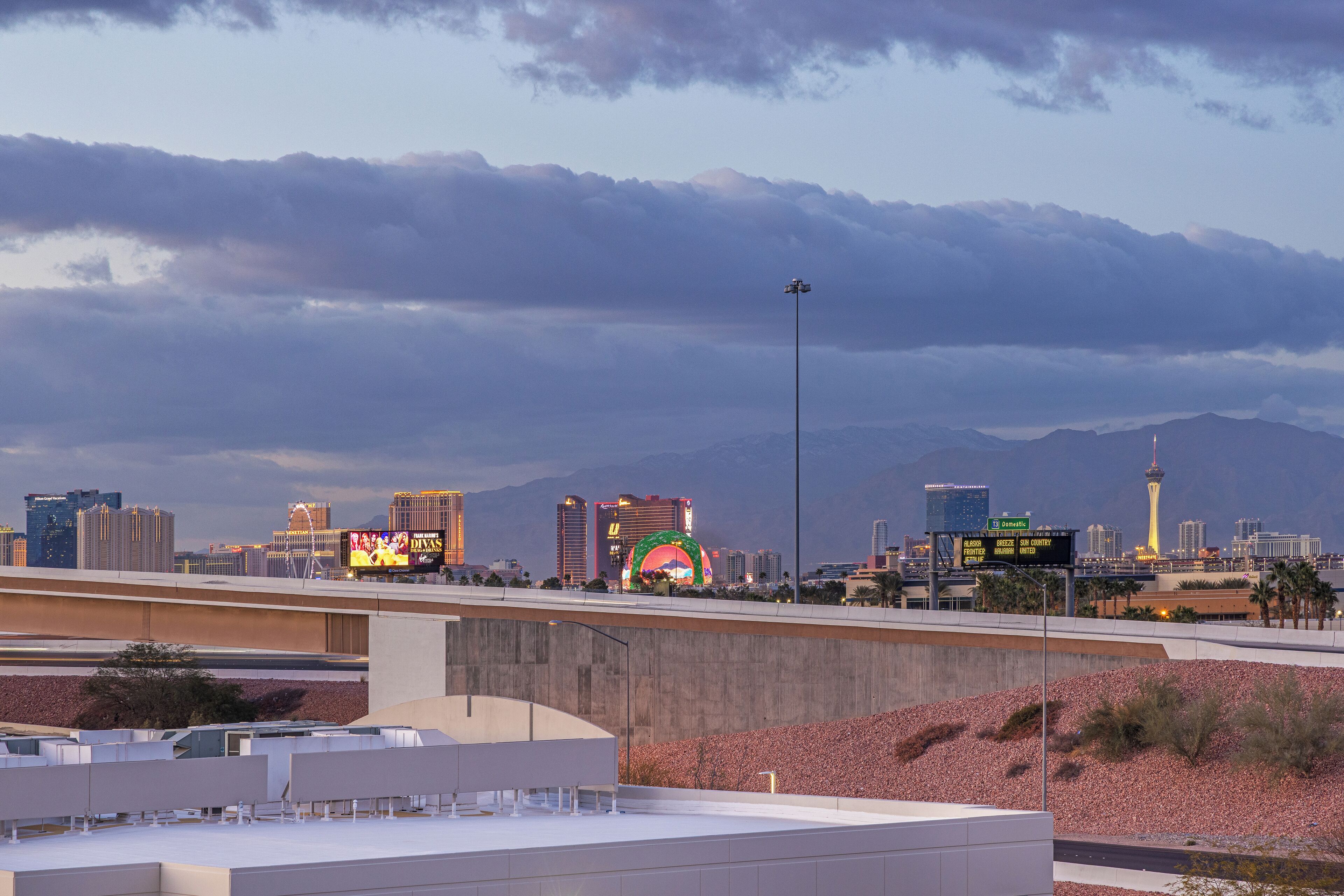 one king bed with fridge, upgraded larger room, non smoking | city view