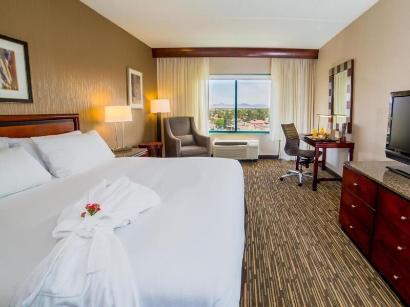 高档床上用品、加厚床垫、客房内保险箱、办公桌