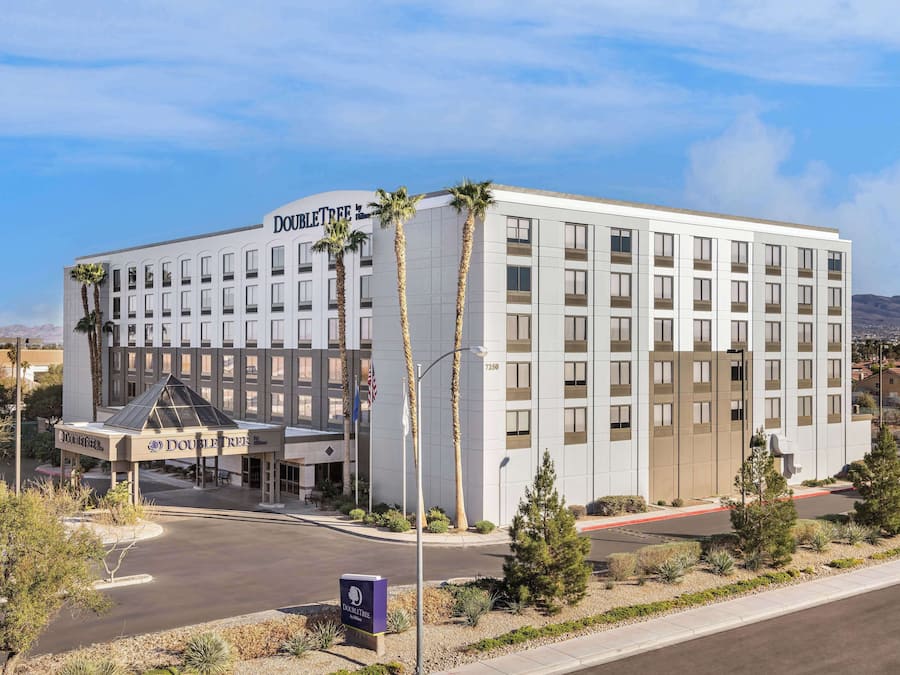 Un hôtel moderne doté d’un toit plat, de plusieurs étages et d’une entrée imposante.