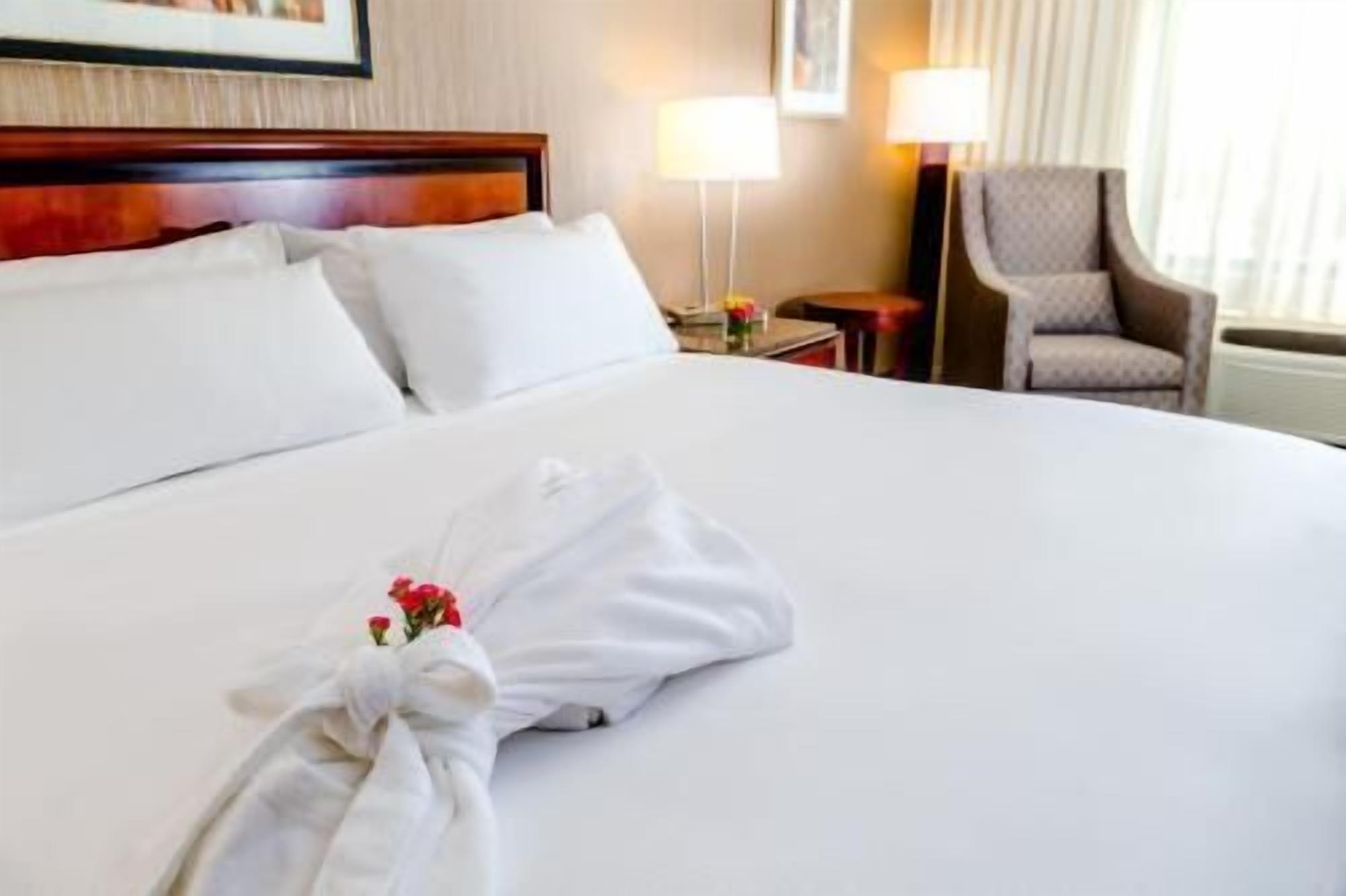 高档床上用品、加厚床垫、客房内保险箱、办公桌