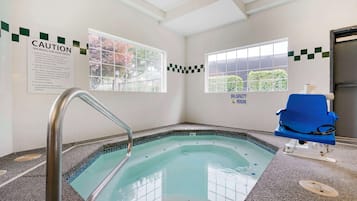 Alberca techada y camastros