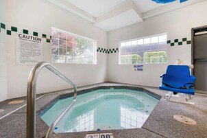Una piscina techada, sillones reclinables de piscina