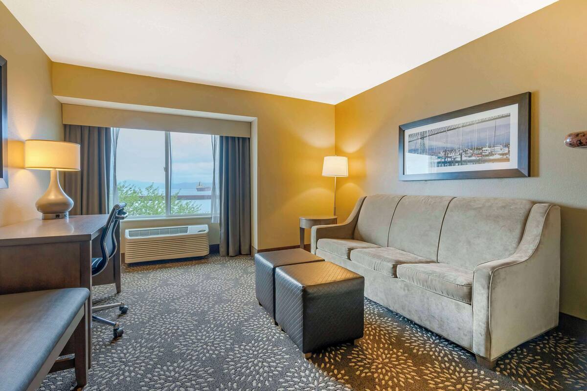 1 bedroom, premium bedding, pillow-top beds, desk