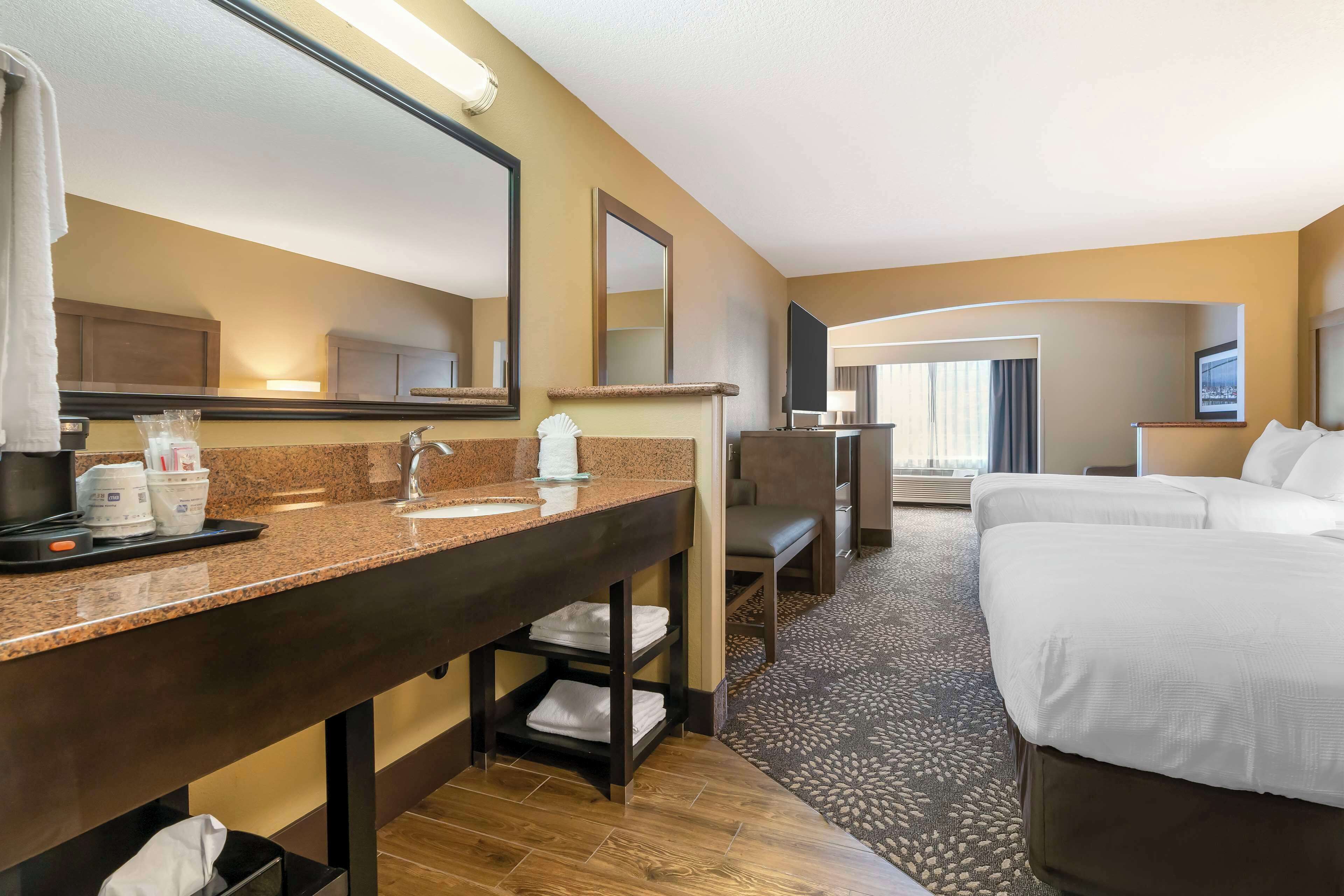 1 bedroom, premium bedding, pillow-top beds, desk