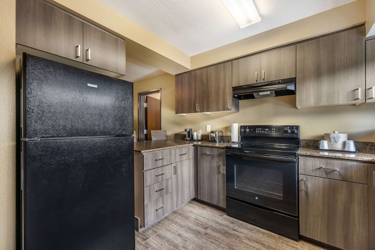 suite, 1 king bed, non smoking, kitchen (with single sofabed) | 1 bedroom, premium bedding, pillow-top beds, desk