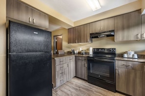 Suite, 1 King Bed, Non Smoking, Kitchen (with Single Sofabed) | Premium bedding, pillowtop beds, desk, laptop workspace
